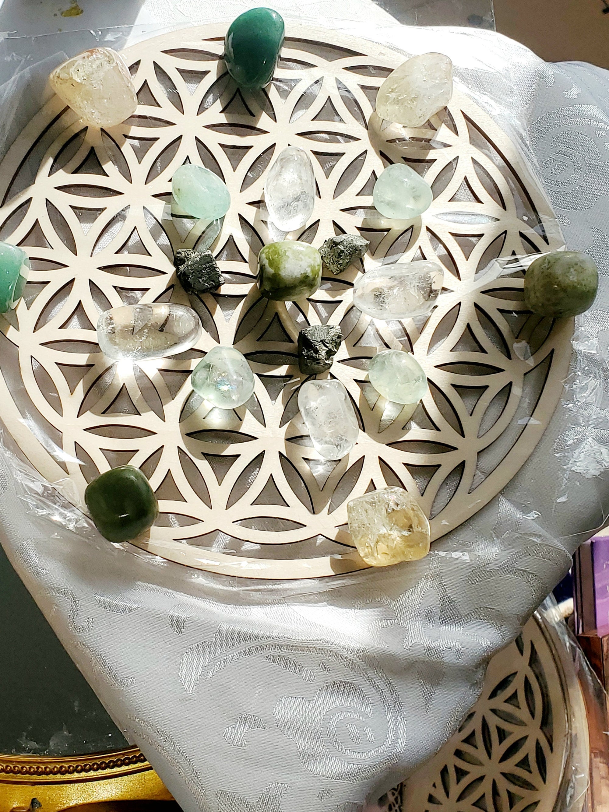 Abundance Crystal Grid, 8 ounces of Crystals ,Money Draw Crystal Grid, Reiki Energy, Feng Shui, Home Decor, Large Good Luck Crystal