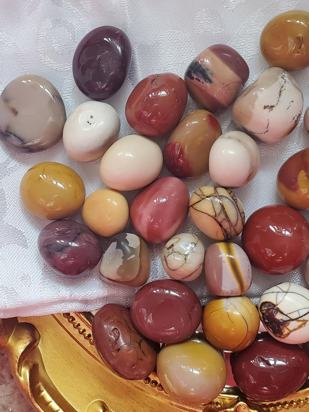 Australian Mookaite Jasper Tumbled Stones, Chakra Healing (Gift Bag)