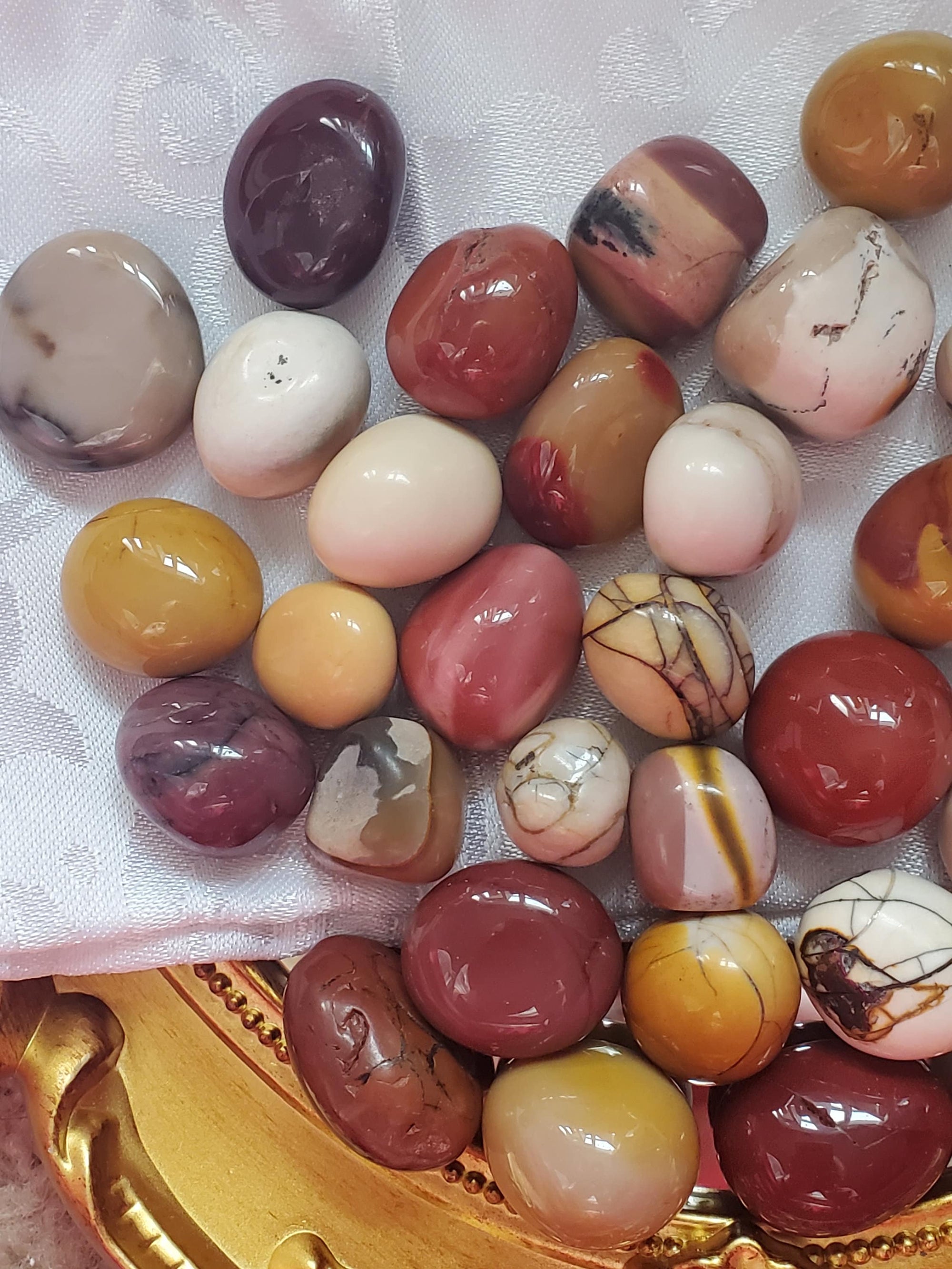 Australian Mookaite Jasper Tumbled Stones, Chakra Healing (Gift Bag)