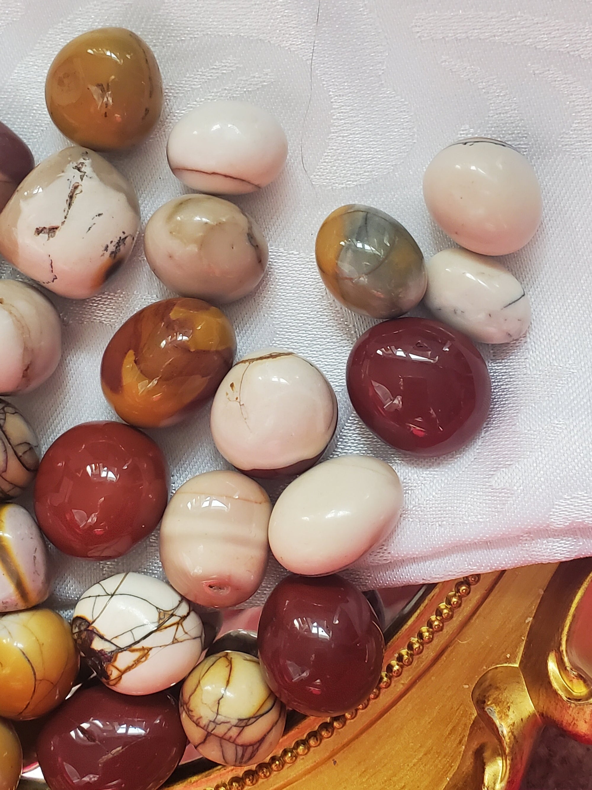 Australian Mookaite Jasper Tumbled Stones, Chakra Healing (Gift Bag)