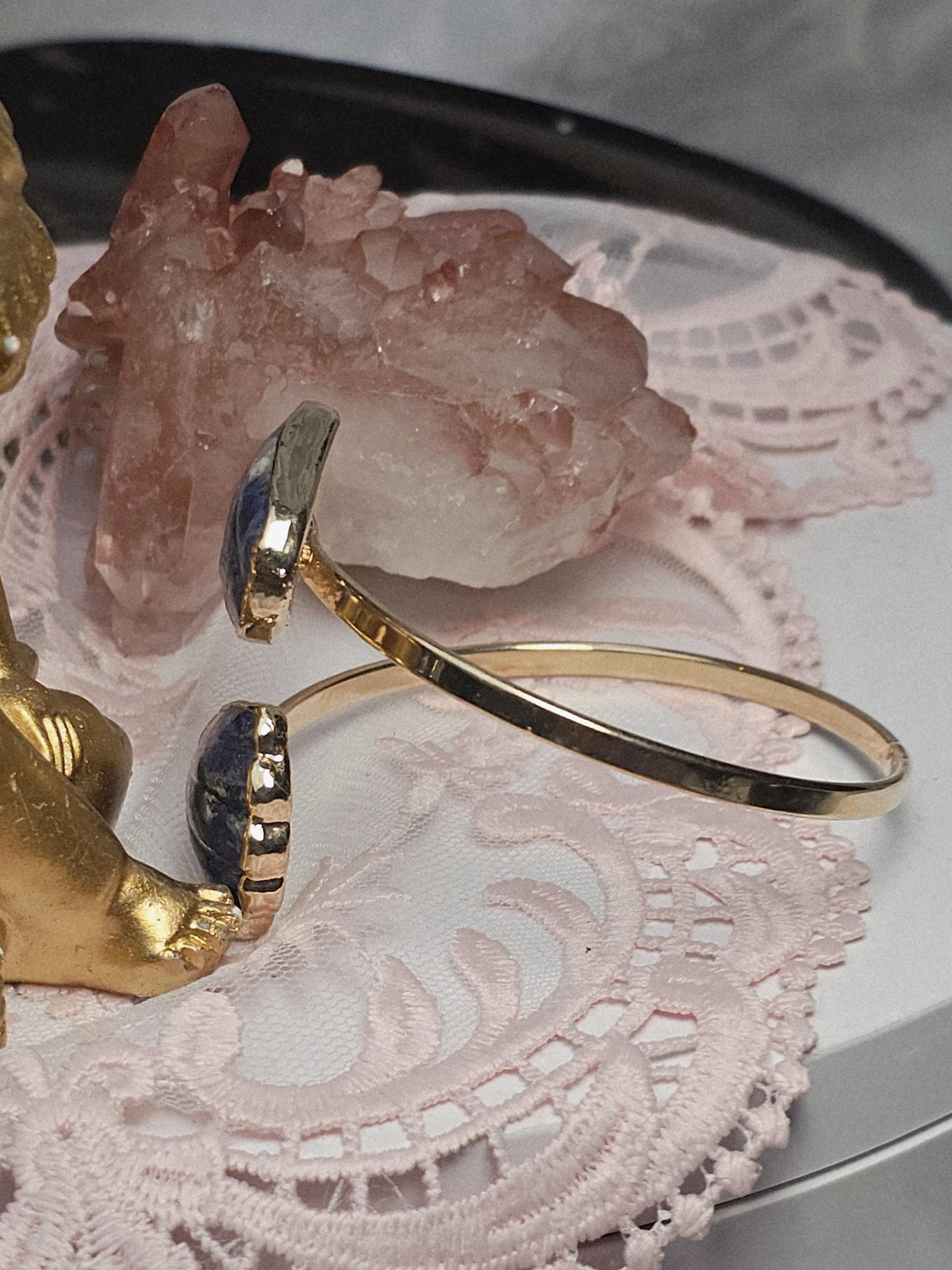 Handmade Sodalite Gold Bracelet, Vintage Shell Design